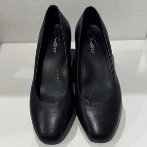 Super soft Trotters Classic Black Heels size 7W